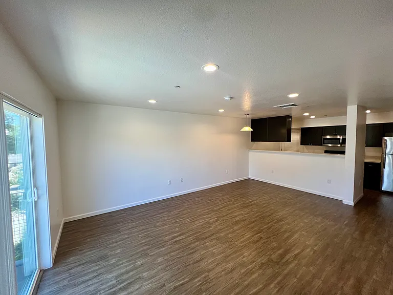 Esposti Park Apartments — Photo 25