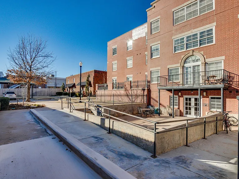 1209 N Harvey Ave #102 — Photo 3