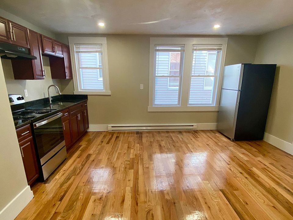 1st image of 39 Salem St APT 1
