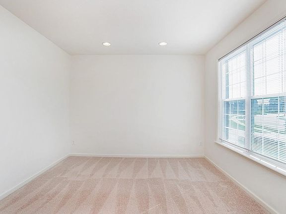 3rd image of 7716 Eagle Crescent Dr