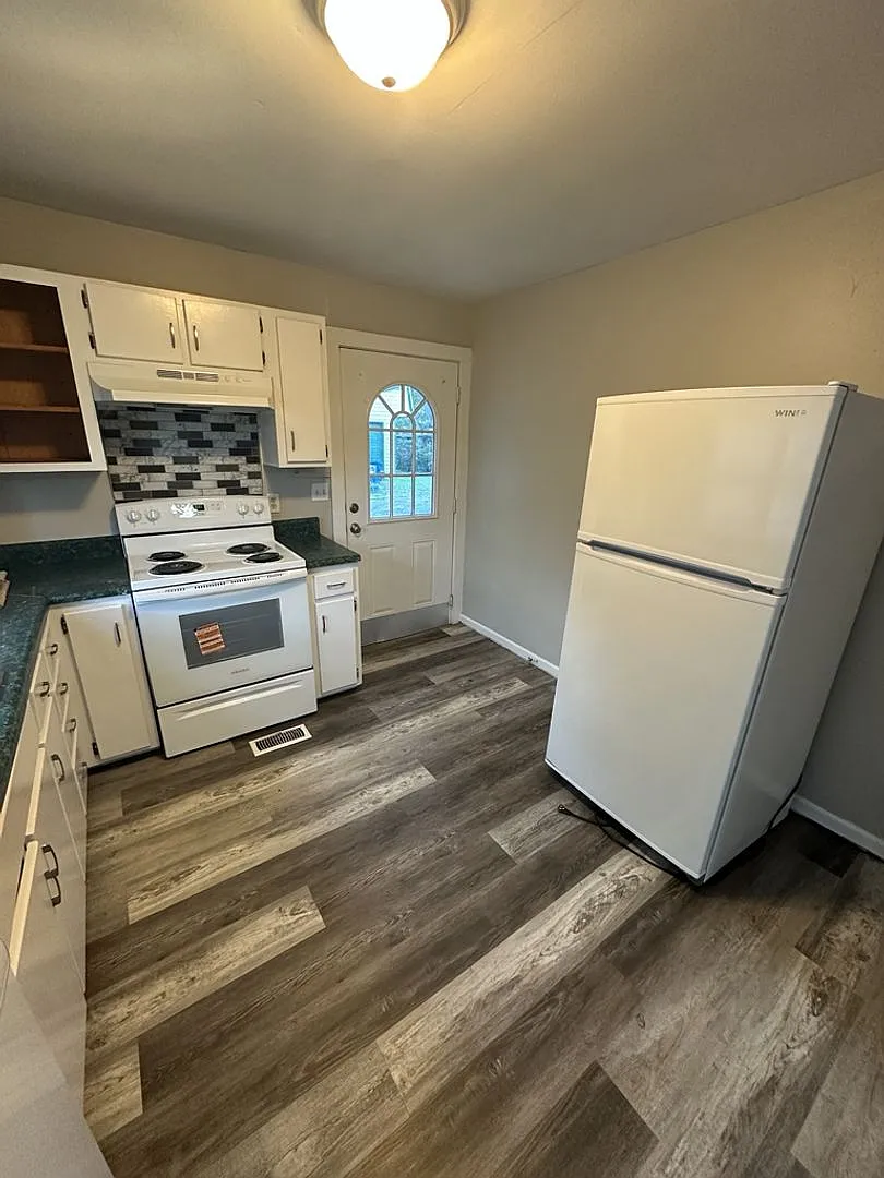 3 Bedroom Home in Rossville Freshly Renovated & Lawn Care Included! — Photo 2