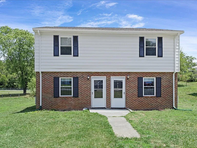 715 Bibb St NE — Photo 1