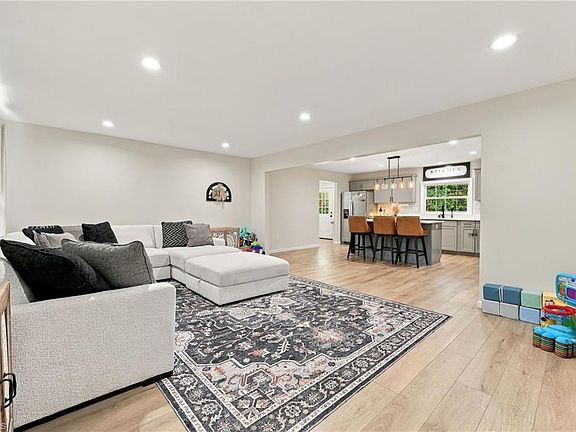 4th image of 1063 Gunnell Rd