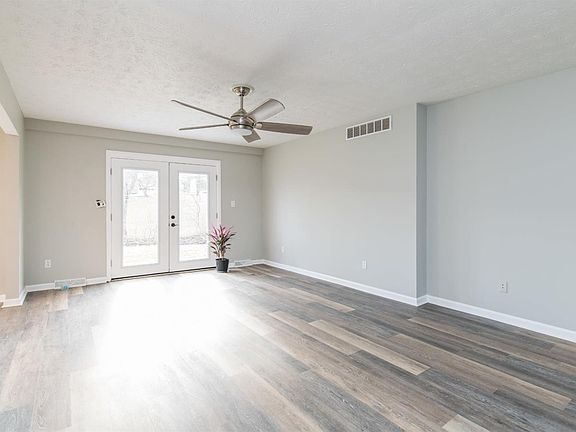 5th image of 604 Pebble Creek Dr