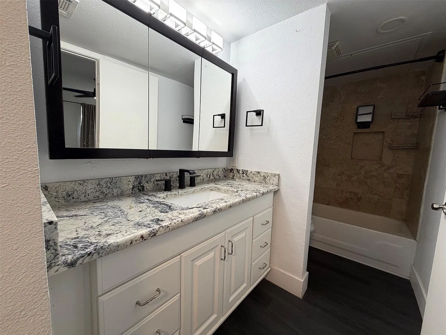 2 bed, 1.5 bath, 929 sqft, $1,975 — Photo 3
