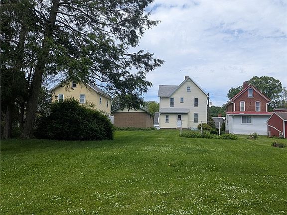4th image of 252 Oak St