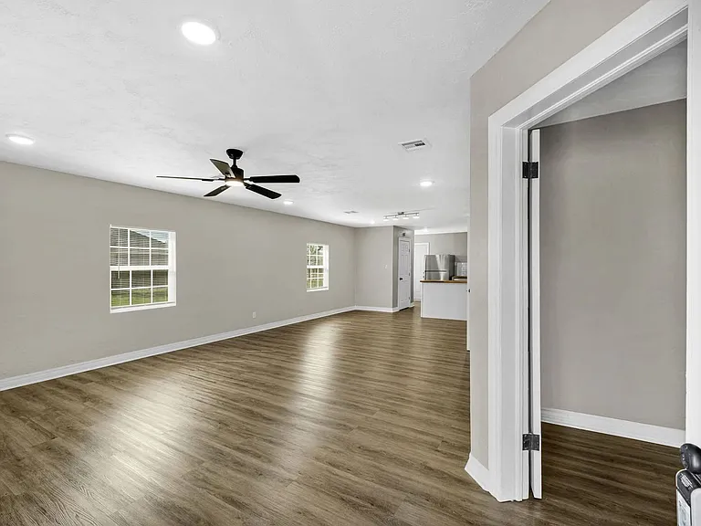 1301 SW Tennessee Ave — Photo 2