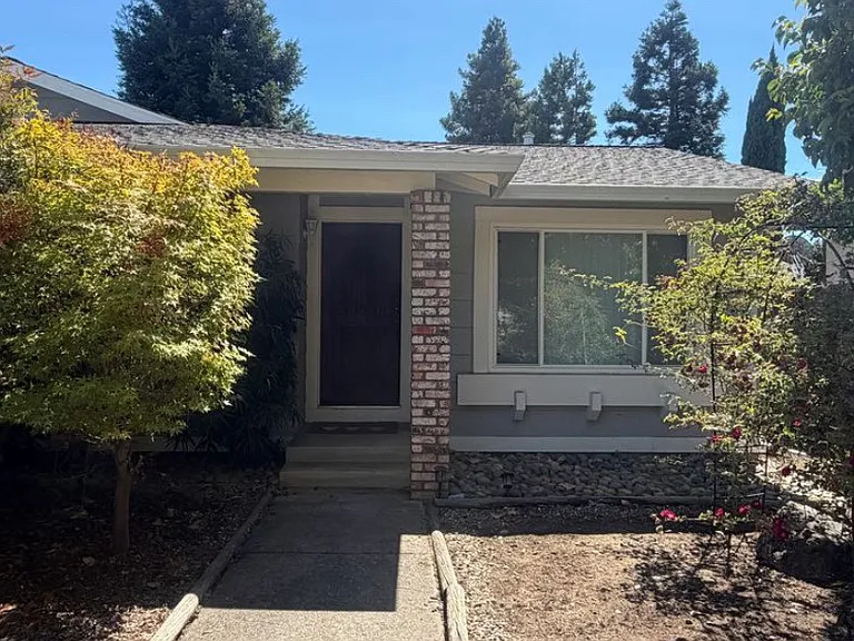 Brittany Dr — Photo 9