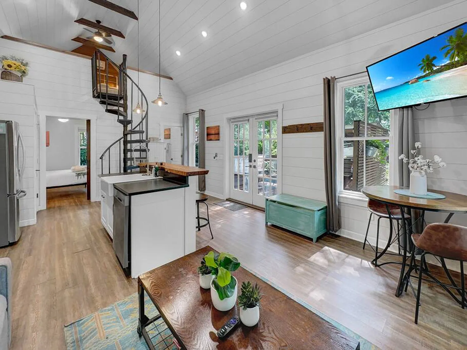 2 bed, 1.0 bath, $4,376 — Photo 2