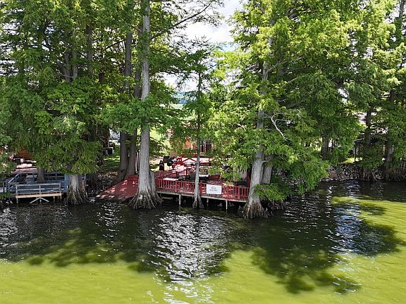 4th image of 985 Lake Dr