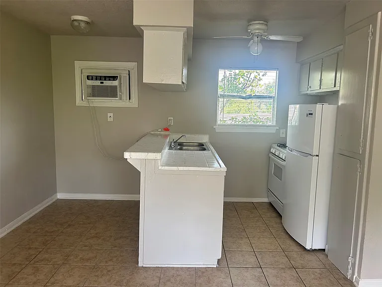 8232 Glenview Dr #7 — Photo 5