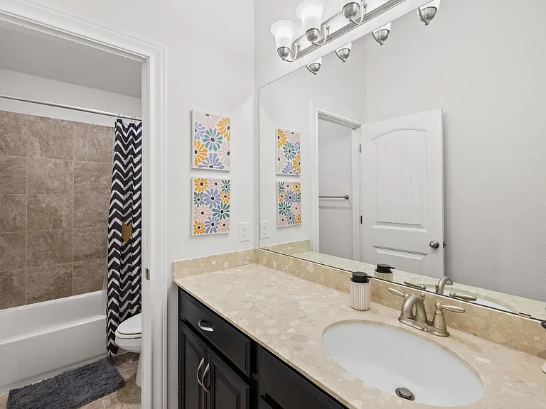 724 Pioneer Grv — Photo 30