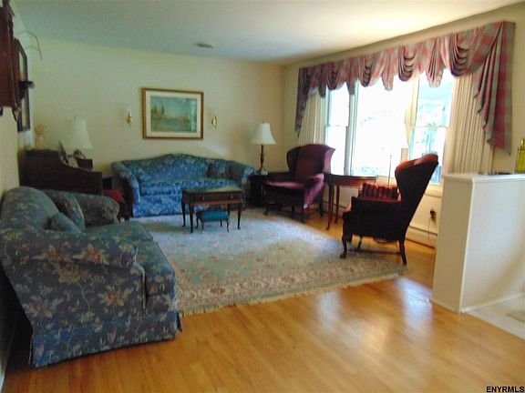 2nd image of 40 Sweet Brier Dr