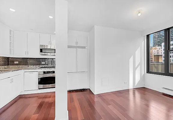 2nd image of 117 E 57th St #21CDE