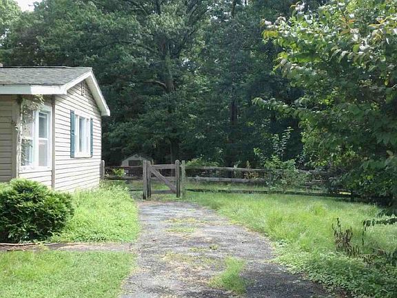 5th image of 10 Garden Ln
