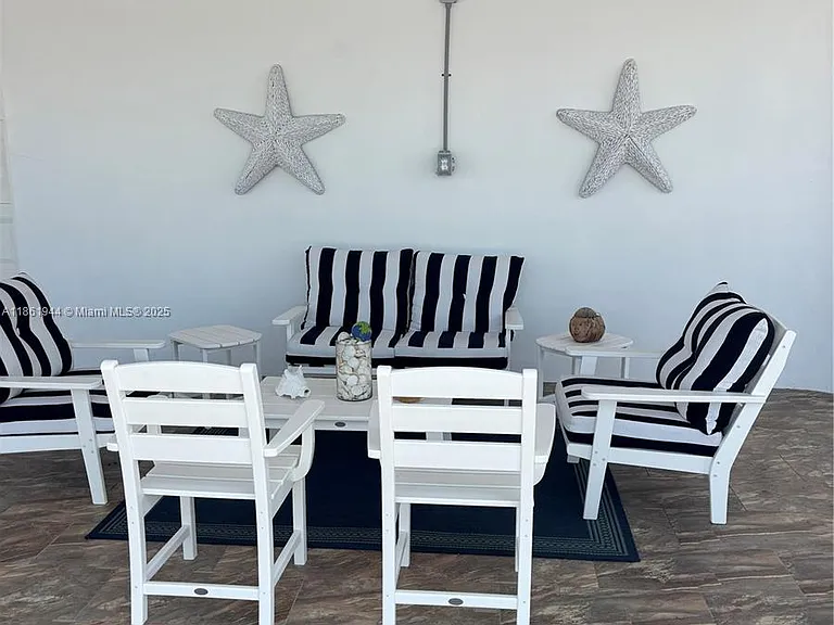 7760 Aviation Blvd — Photo 8
