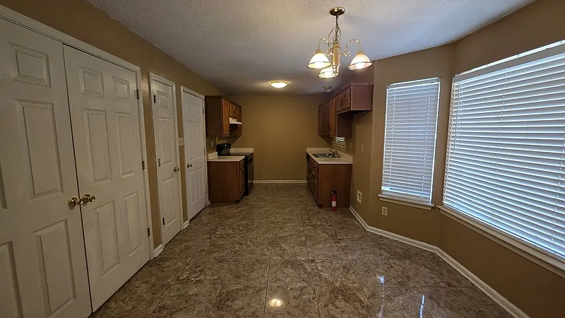 3 bed, 2.0 bath, 1271 sqft, $1,395 — Photo 2
