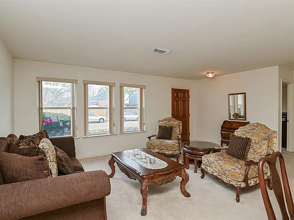 Spectacular living room with lots of natural light