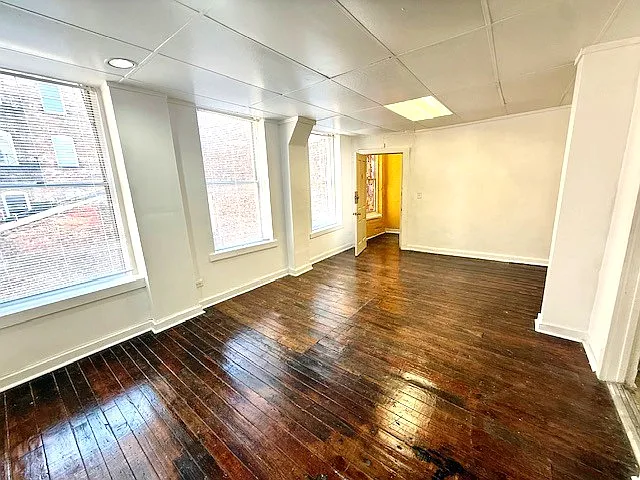Entrance - Family room overlooks Arnold's Bar courtyard - 802 Main St #4