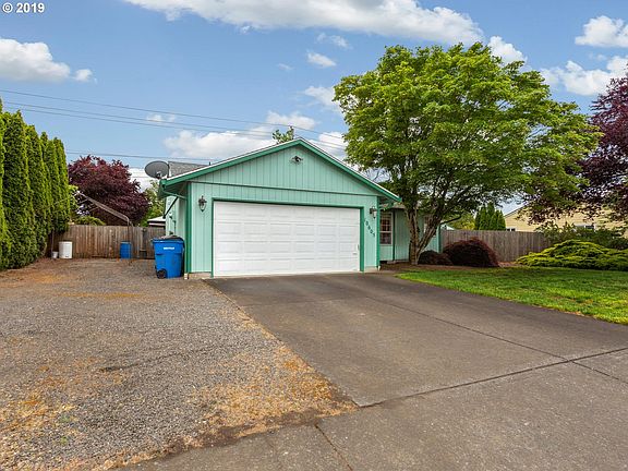 2nd image of 10605 NE 66th St