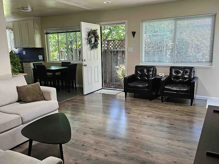 933 Live Oak Dr — Photo 6