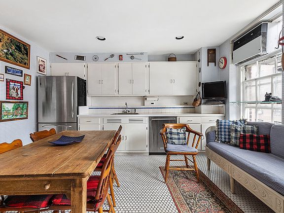 5th image of 1 Beekman Pl APT 8C