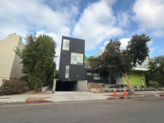 3rd image of 825 N Kings Rd APT 11