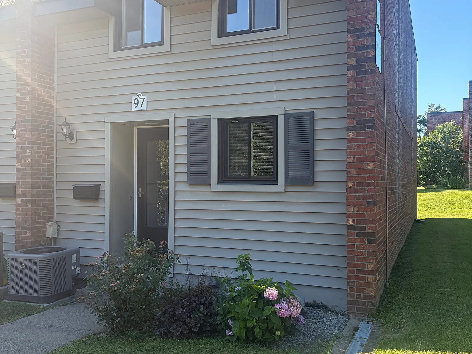 2 bed, 1.5 bath, 1100 sqft, $2,000 — Photo 1