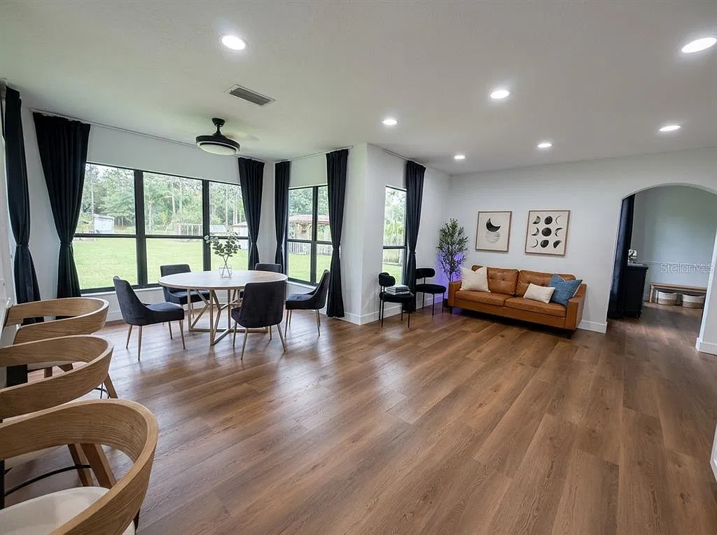 4 bed, 2.5 bath, 3200 sqft, $4,500 — Photo 3