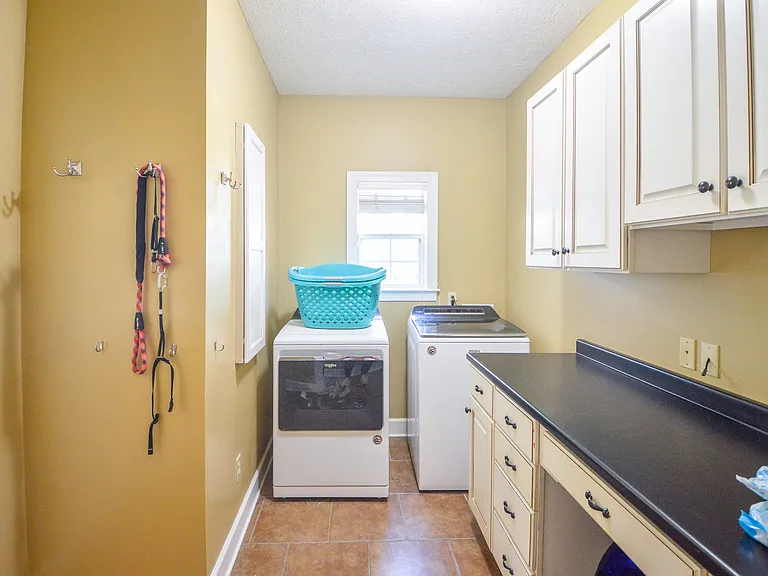 83 Sutherland Cv — Photo 13
