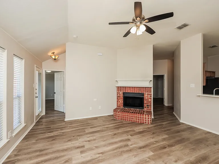 320 Foreston Dr — Photo 5