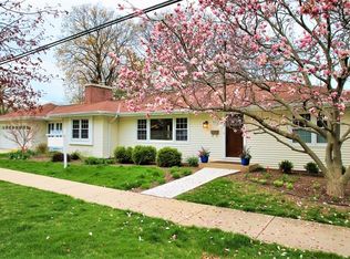 950 Roslyn Rd, Glen Ellyn, IL 60137