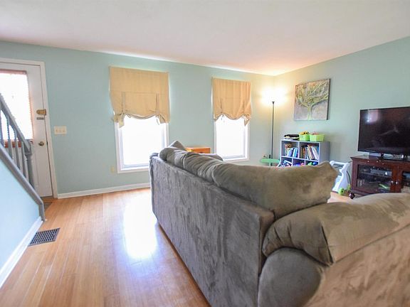 4th image of 36 Sunnyfield Dr