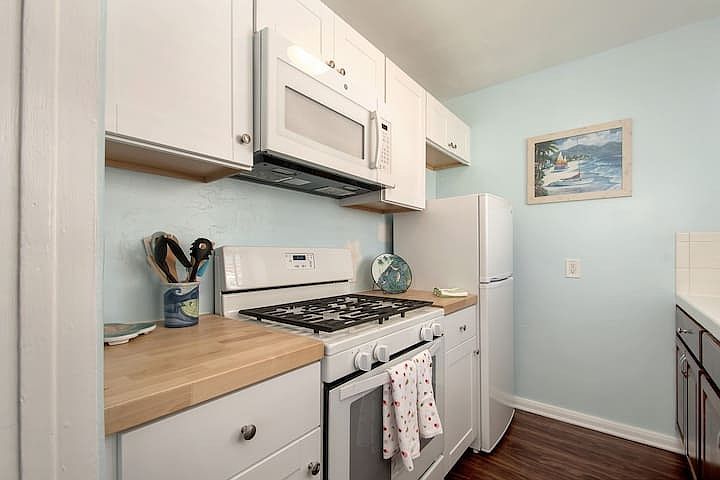 1st image of 717 Whiting Ct #719