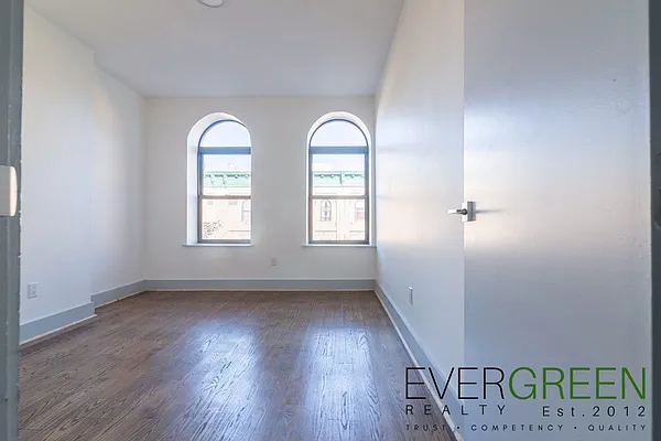 Rented by Evergreen Apartments BK | media 7