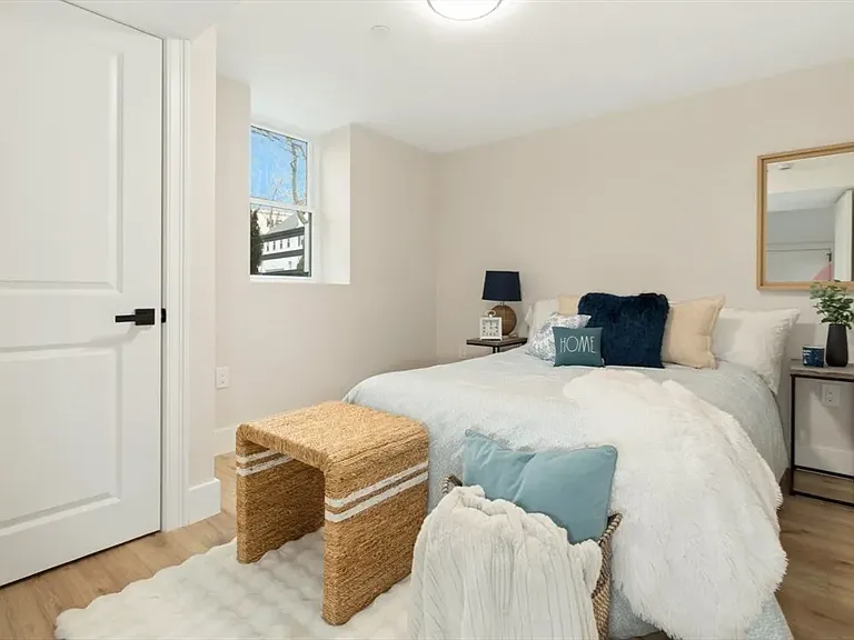 Cozy and quiet: A private bedroom with natural light and brand-new flooring_ideal for guests or roommates.