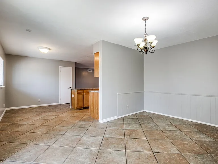 4425 Windsor Dr — Photo 4