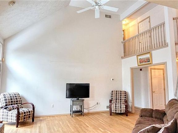 5th image of 140 Hickory Dr