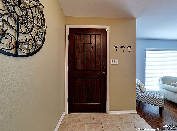 5th image of 221 Whispering Oaks