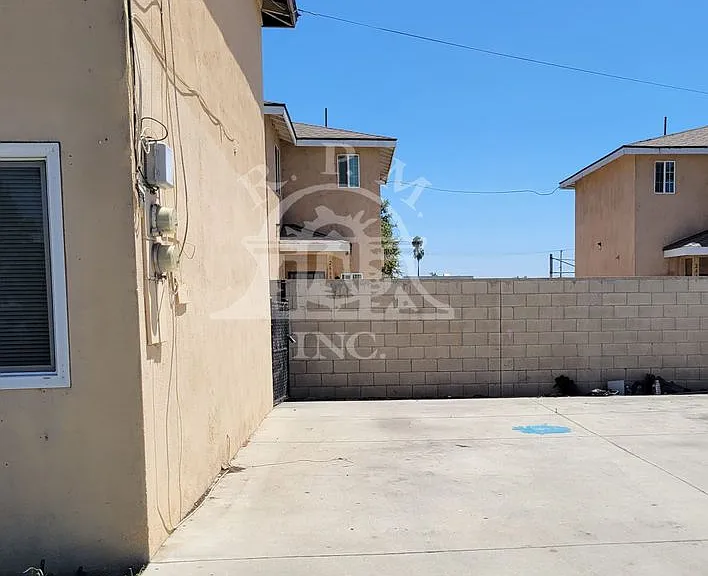 2658-2708 N Humbert Ave — Photo 12