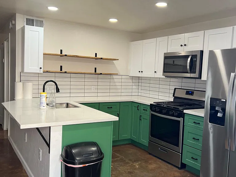 1152 E Winnie Pl — Photo 3