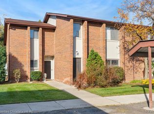 33829 Pondview Cir, Livonia, MI 48152