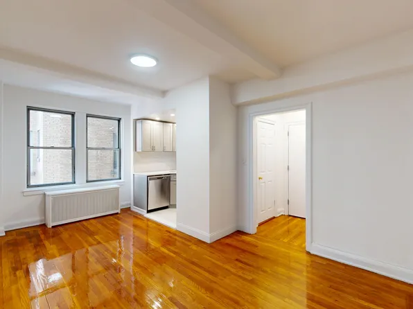 301 East 38th Street image 3 of 25