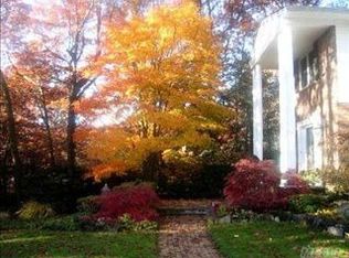 11 Mona Ln, Dix Hills, NY 11746