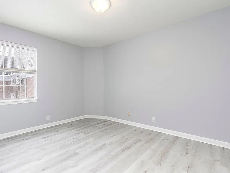 4800 Southern Pkwy — Photo 8
