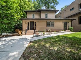 1126 Briarcliff Pl NE