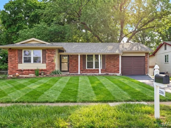 2286 Westglen Park Dr, Maryland Heights, MO 63043