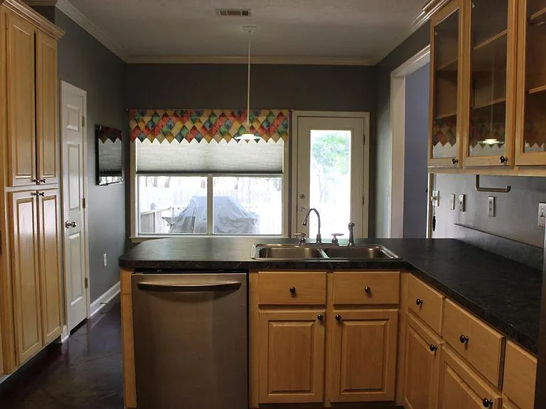 325 Pinewood Ln — Photo 11