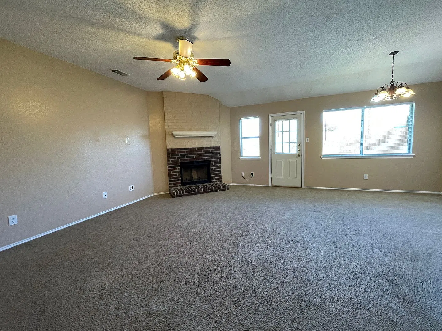 4-Bedroom House for Rent in Killeen — Photo 2