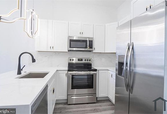 2nd image of 3861 Fairmount Ave #1